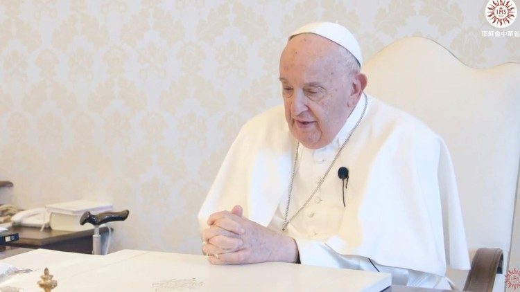 El Papa: "Una cosa que trato es el buscar acompañamiento, escuchar antes de resolver, hacerme acompañar para no equivocarme". 