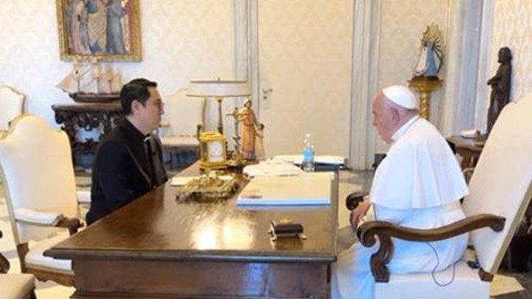 Papa Francisco em conversa com o pe. Chia