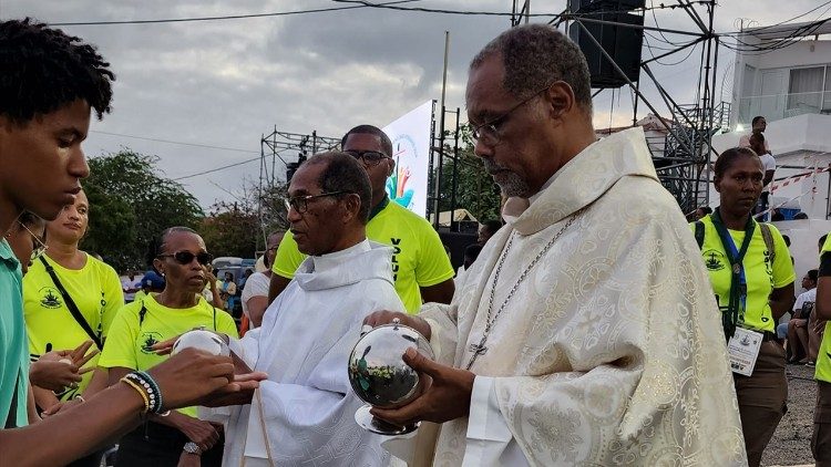 Cardeal Dom Arlindo Furtado e Bispo Dom Ildo Fortes durante a celebração Eucarística, na Kebra Kanela - Cidade da Praia, com os jovens 