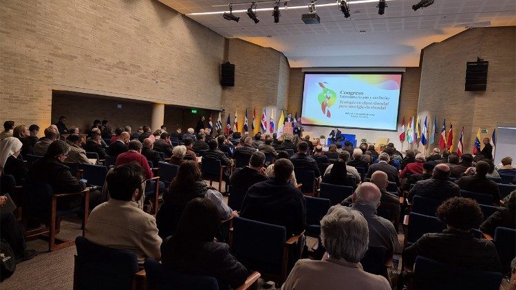 Participantes en el Congreso latinoamericano de teología sinodal que se desarrolla en la sede del CELAM, en Colombia.