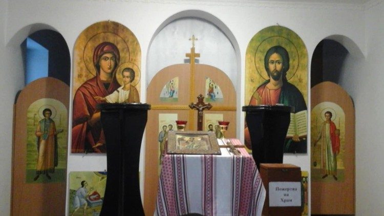 O interior da Igreja dos Santos Mártires Cipriano e Justina em Antonivka