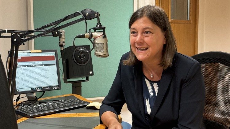 La profesora Beccalli en los estudios de Radio Vaticano