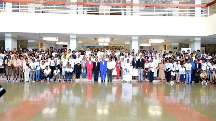 Primeiro Ministro Cabo-verdiano, Ulisses Correia e Silva e os jovens, depois do Fórum que aconteceu na Assembleia Nacional 