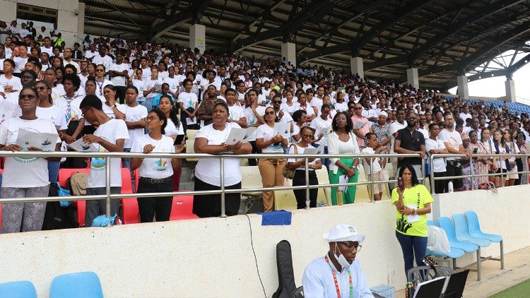 Jovens durante a Missa de Envio que decorreu no Estádio Nacional de Cabo Verde