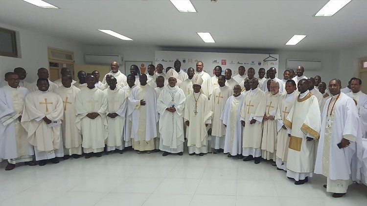 Cardeal Dom Arlindo Furtado e Dom Ildo Fortes com os sacerdotes que participaram na Missa de Envio do Jublileu dos jovens caboverdianos 