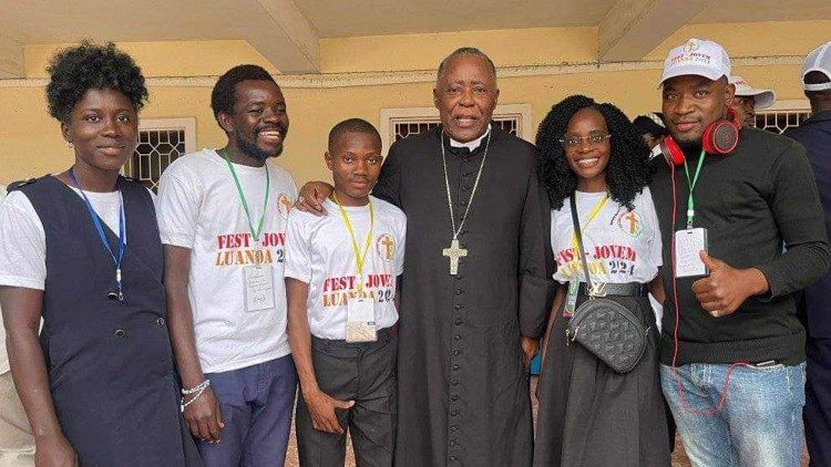 Arcebispo de Luanda, Dom Filomeno do Nascimento Vieira Dias, com jovens do Fest-Jovem Luanda 2024