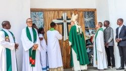 Dom Claudio Dalla Zuanna inaugura igreja Beato Isidoro Bakanja, na Área Pastoral Autónoma de Nhangau (Beira, Moçambique)