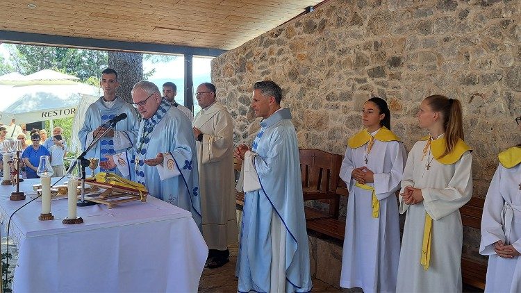 Biskup Tomislav Rogić u svetištu Gospe Vrpoljačke  (Foto: Neno Kužina)