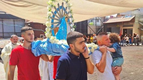 Procesiune cu imaginea Fecioarei Maria în curtea bisericii catolice din Gaza