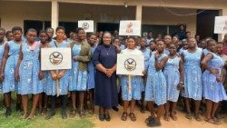 Sor Joy Abuh, MSHR, representante de Talitha Cum posando con los estudiantes de la St. Mary's Vocational/Technical Senior High School, Adeemra Afram Plains, este de Ghana después de una campaña de sensibilización sobre la trata de seres humanos el 19 de julio de 2024.