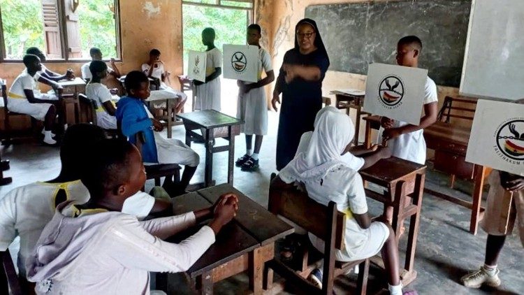 Sor Joy Abuh, MSHR, representante de Talitha Cum, en una conferencia del 18 de julio de 2024 mostró a los estudiantes de la St. Michael's Junior High School de Donkorkrom algunos de los trucos utilizados por los autores de la trata de seres humanos y algunos de los peligros de ser víctimas de la trata.