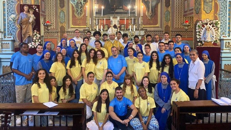 2024.08.17 monsignor Antuan Ilgit con i giovani del vicariato apostolico dell'Anatolia all'incontro di Trebisonda