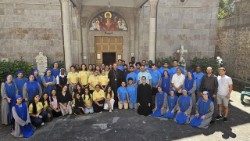 Monseñor Antuan Ilgit con los jóvenes del Vicariato Apostólico de Anatolia en el encuentro de Trebisonda