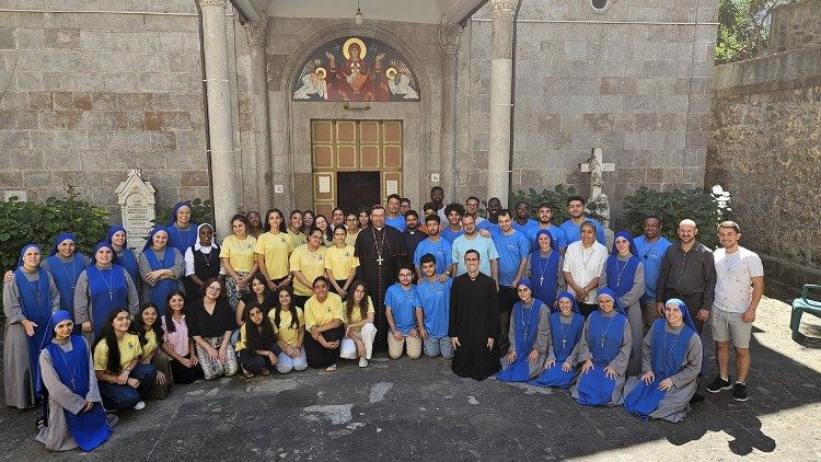 Dom Antuan Ilgit com os jovens do Vicariato Apostólico de Anatólia no encontro em Trebizonda