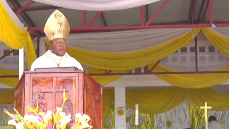 Il cardinale Fridolin Ambongo Besungu mentre pronuncia l'omelia