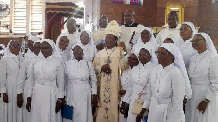 Vœux perpétuels, 60 ans et 25 ans de vie religieuse célébrés samedi 17 août 2024 dans la Congrégation des Sœurs Servantes de Marie de Douala, au Cameroun.