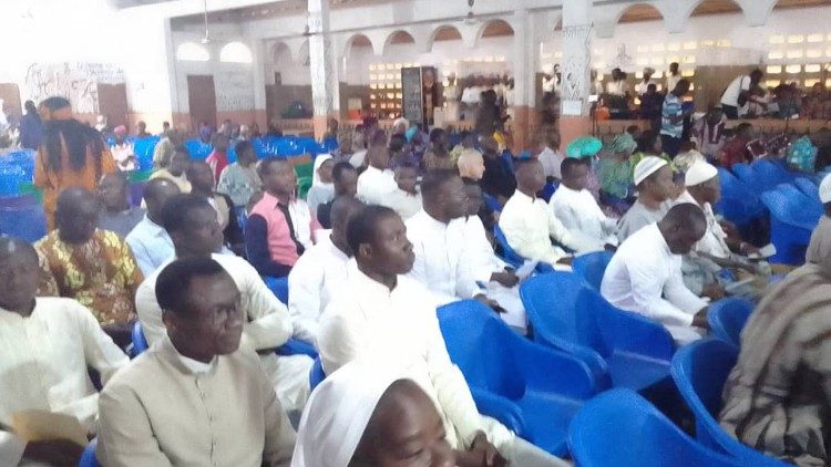 Des participants à la clôture de la rencontre de prière interreligieuse pour l’éradication du terrorisme dans la Région des Savanes, au Togo, samedi 17 août 2024.