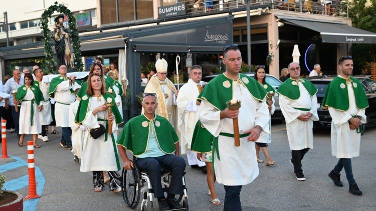 U procesiji članovi i članice Bratovštine sv. Roka u Biogradu na Moru  (Foto: Ines Grbić)