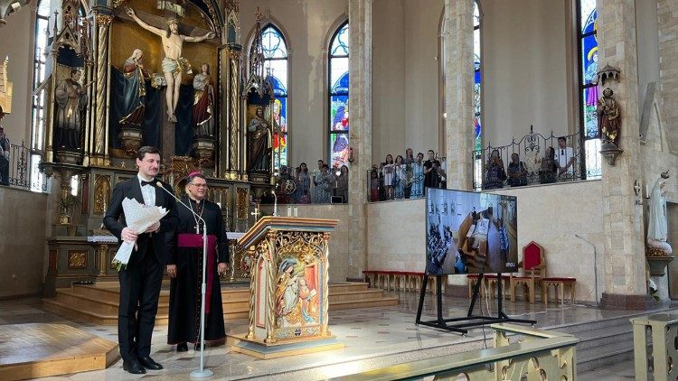 Dom Yevgeniy Zinkovskiy, bispo auxiliar de Karaganda, com o organista Marek Vrabel