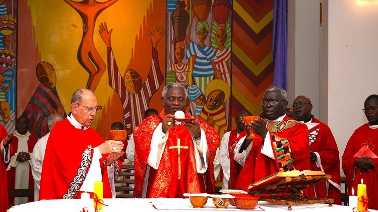 Le cardinal Turkson, Mgr Philippe Anyolo et Mgr Rodrigo Mejia, concélébrant la messe du Saint Esprit, après la leçon inaugurale à Hekima University College, à Nairobi (Kenya), samedi 17 août 2024.