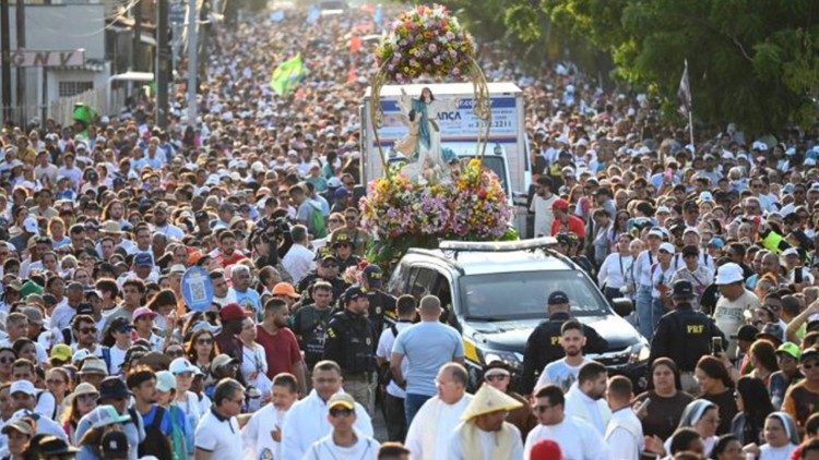 Caminhada com Maria reúne milhares de devotos nas ruas de Fortaleza