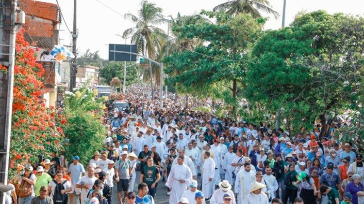 Caminhada com Maria reúne milhares de devotos nas ruas de Fortaleza