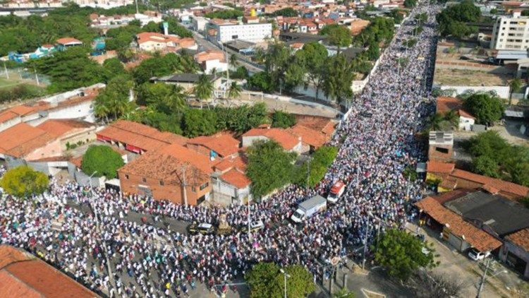 Caminhada com Maria reúne milhares de devotos nas ruas de Fortaleza