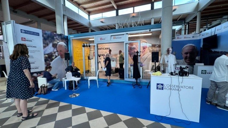 Lo stand del Dicastero per la Comunicazione alla Fiera di Rimini