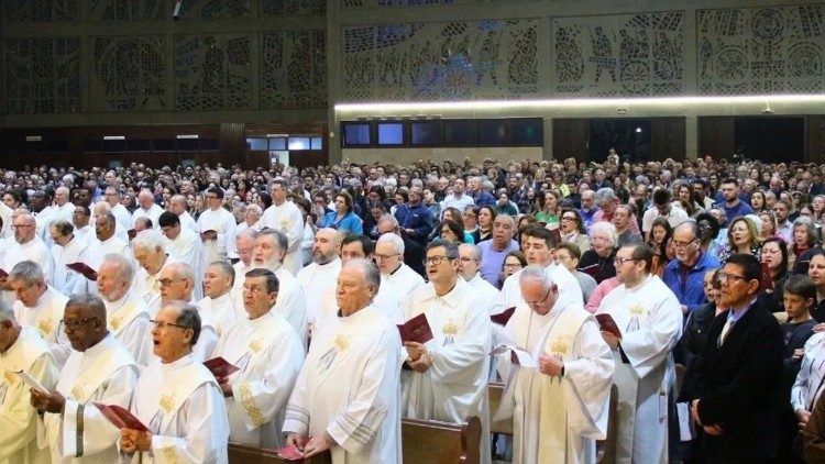 A assembleia presente no santuário Basílica da Medianeira