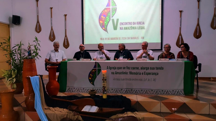 Il tavolo dei relatori al V incontro della Chiesa dell'Amazzonia Legale in corso a Manaus