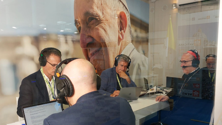 Le cardinal Pizzaballa dans le studio des médias du Vatican