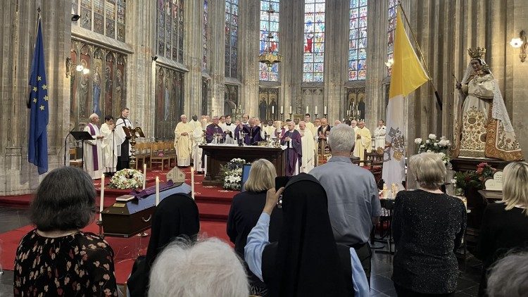 El funeral de Monseñor Treanor en la catedral de Belfast 