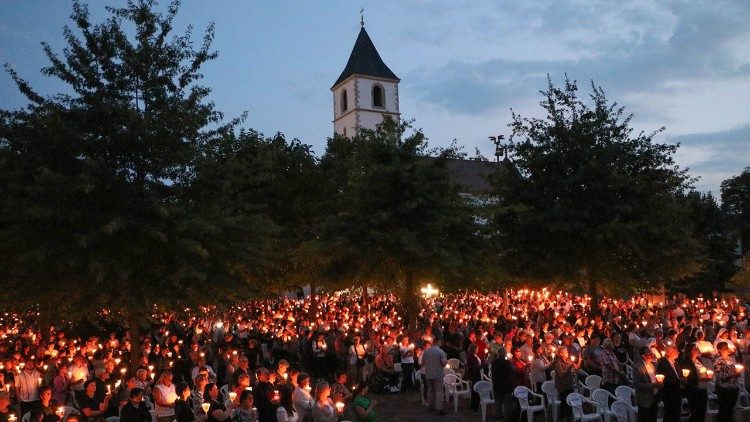 Vjernici u svetištu Gospe Voćinske (Foto: Marijan Pavelić)