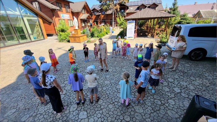 Attivita con i bambini nella parrocchia Santa Maria del Perpetuo Soccorso a Zaporizhzhia