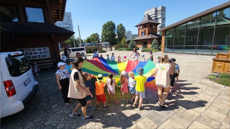 Дитяче дозвілля на подвірʼї храму