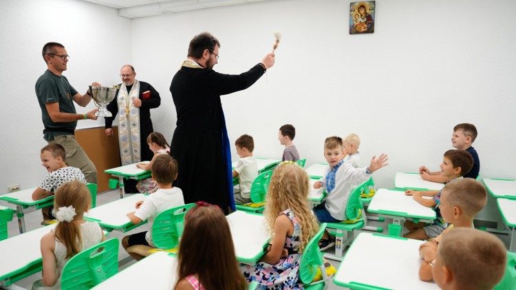 L'évêque gréco-catholique Maksym Ryabukha bénit la première classe de l'école Don Bosco de Zaporizhzhia.