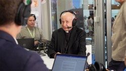 Monseñor Vincenzo Paglia, presidente de la Pontificia Academia para la Vida, en los estudios de Radio Vaticano - Vatican News en el Meeting de Rímini.