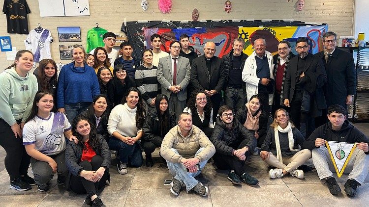 Il cardinale con i ragazzi di Scholas Occurrentes della sede del Barrio 31 a Buenos Aires