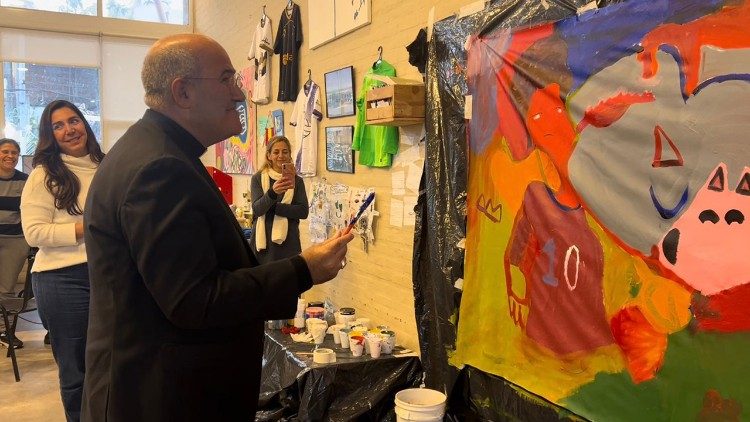 Cardinal Tolentino adds his own touch to the mural painted by young people of Scholas Occurrentes