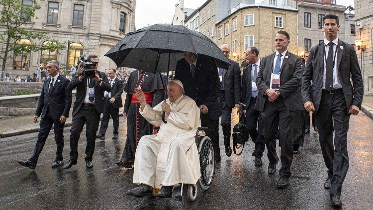 Loïc Rossier begleitet Papst Franziskus bei seinem Besuch in Kanada 2022 – eine treue Präsenz in herausfordernden Momenten (Osservatore Romano)