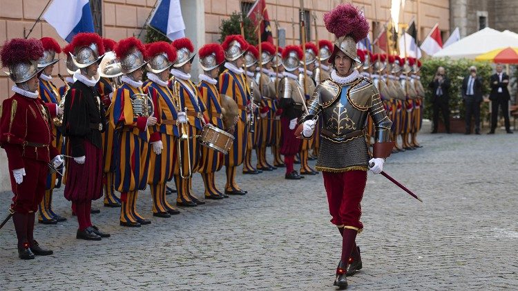 „Die Besonderheit der Schweizergarde liegt darin, dass sie Tradition und Moderne vereint" (Osservatore Romano)