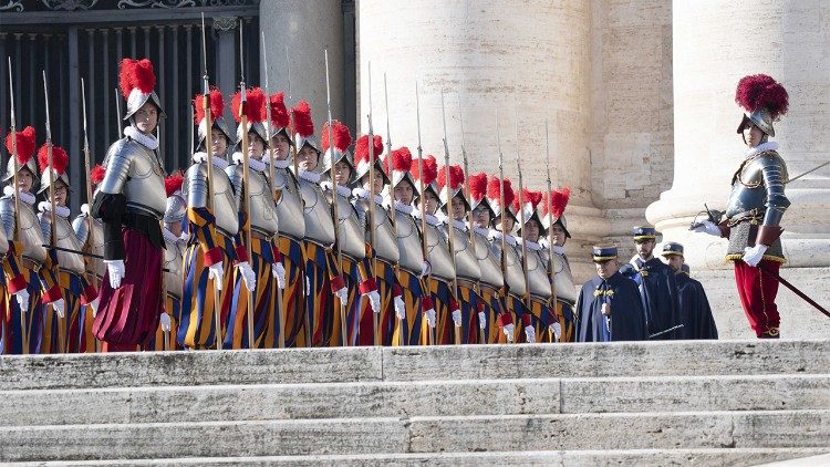 Rossier comanda la formación de honor en la bendición navideña Urbi et Orbi del Papa en el parvis de la Plaza de San Pedro