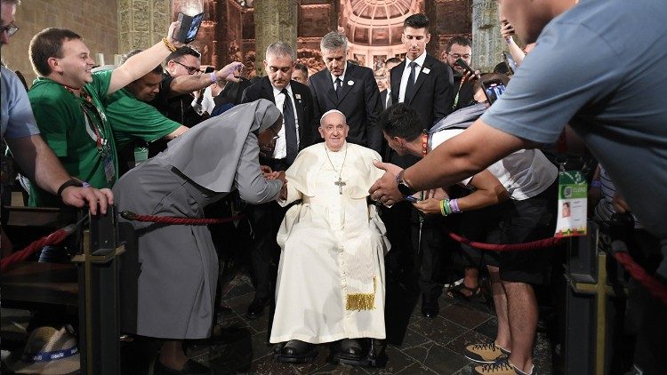 Loïc Rossier y el comandante de la Gendarmería Vaticana, Gianluca Gauzzi Broccoletti (izquierda), colaboran estrechamente durante los viajes papales al extranjero. Aquí, con ocasión de la JMJ de Lisboa 2023