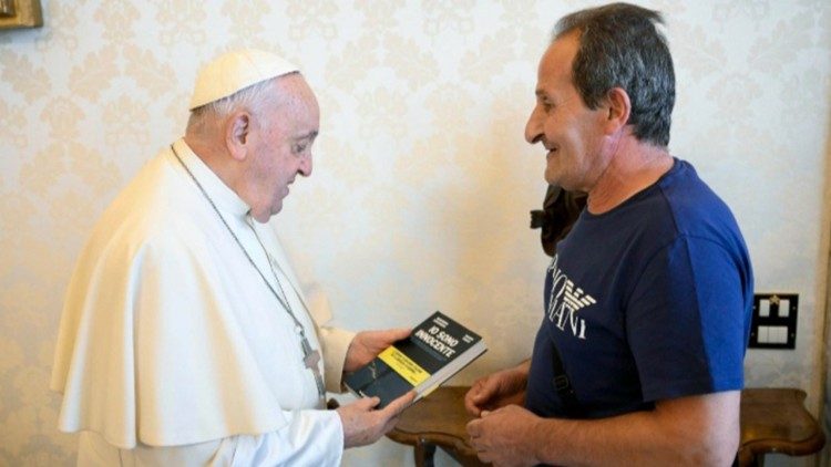 Zuncheddu überreicht dem Papst sein Buch - Titel: „Io sono innocente” (Ich bin unschuldig)