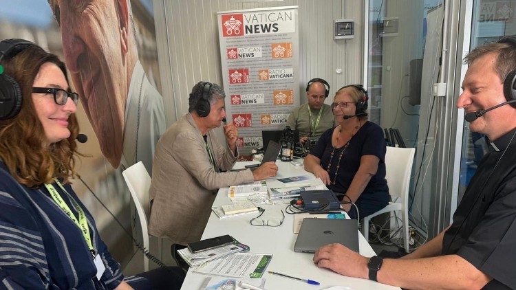 El padre Pawel durante la entrevista con los medios vaticanos sobre la familia Ulma en el Meeting de Rimini.