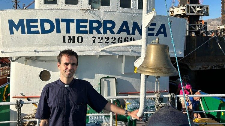 
                    Papa abençoa primeira missão de resgate de migrantes no Mediterrâneo
                