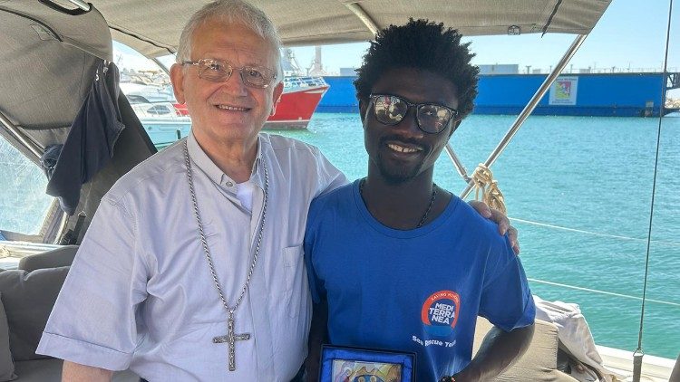 Ibrahima Lo con il vescovo di Trapani Pietro Maria Fragnelli