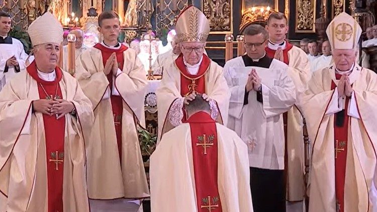 O cardeal Parolin em cerimônia de ordenação episcopal de dom Kryspin