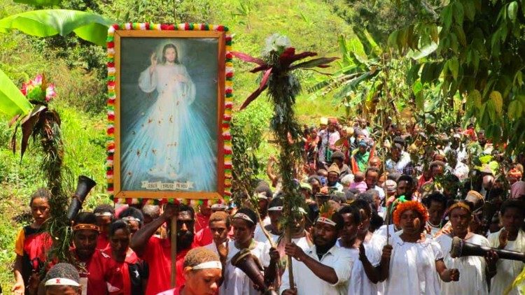 Procissão com o quadro de Jesus da Misericórdia em Papua Nova guiné