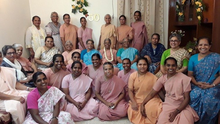 La Hermana Shalini con su comunidad de las Hermanas de la Presentación en Delhi